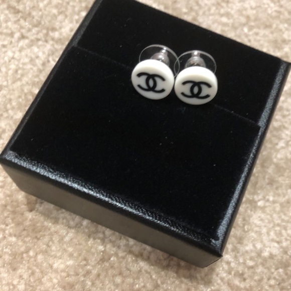 CHANEL Earrings - Picture 4 of 11